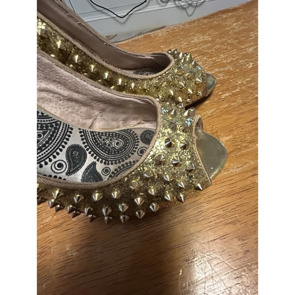 Betsey Johnson Gold Glitter Spike Pump High Heels 8M Ellina Leather Shoes Vtg